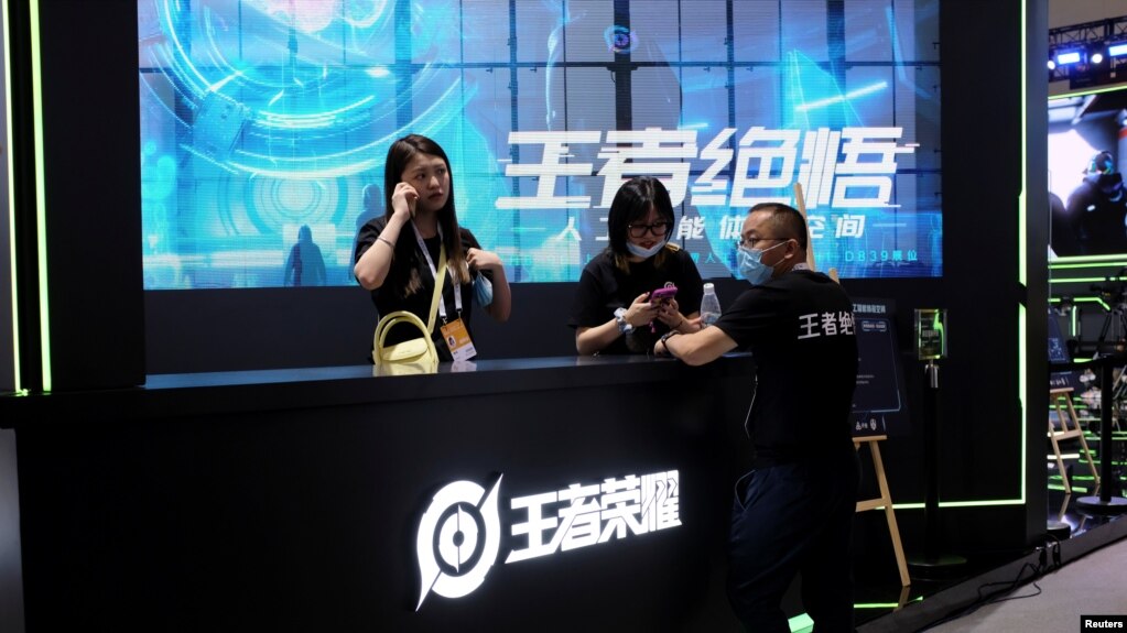 上海举行的世界人工智能大会腾讯游戏《王者荣耀》的展台。（2021年7月8日）(photo:VOA)