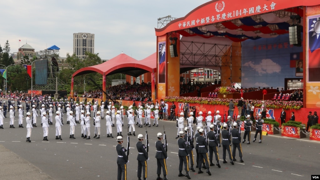 庆祝中华民国104年双十庆典上的三军仪队表演（美国之音李逸华拍摄）