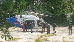 Helikopter polisi yang mengangkut personel Satgas Madago Raya menuju titik penempatan di lokasi pegunungan Kabupaten Poso, Sulawesi Tengah, Sabtu (31/7/2021). (Foto: VOA/Yoanes Litha)
