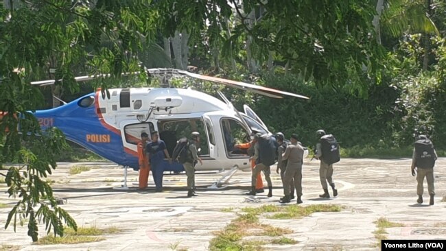Helikopter polisi yang mengangkut personel Satgas Madago Raya menuju titik penempatan di lokasi pegunungan Kabupaten Poso, Sulawesi Tengah, Sabtu (31/7/2021). (Foto: VOA/Yoanes Litha)