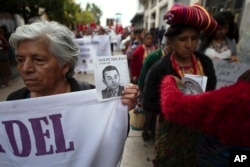 Mujeres protestan contra el presidente de Guatemala, jimmy Morales, el día que el mandatario dio su discurso anual de balance de gobierno al Congreso en Ciudad de Guatemala, el lunes 14 de enero de 2019.