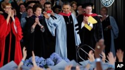 El presidente de Estados Unidos, Barack Obama, al recibir la "Medalla de la Distinción" en Barnard, en la Universidad femenina de Columbia.