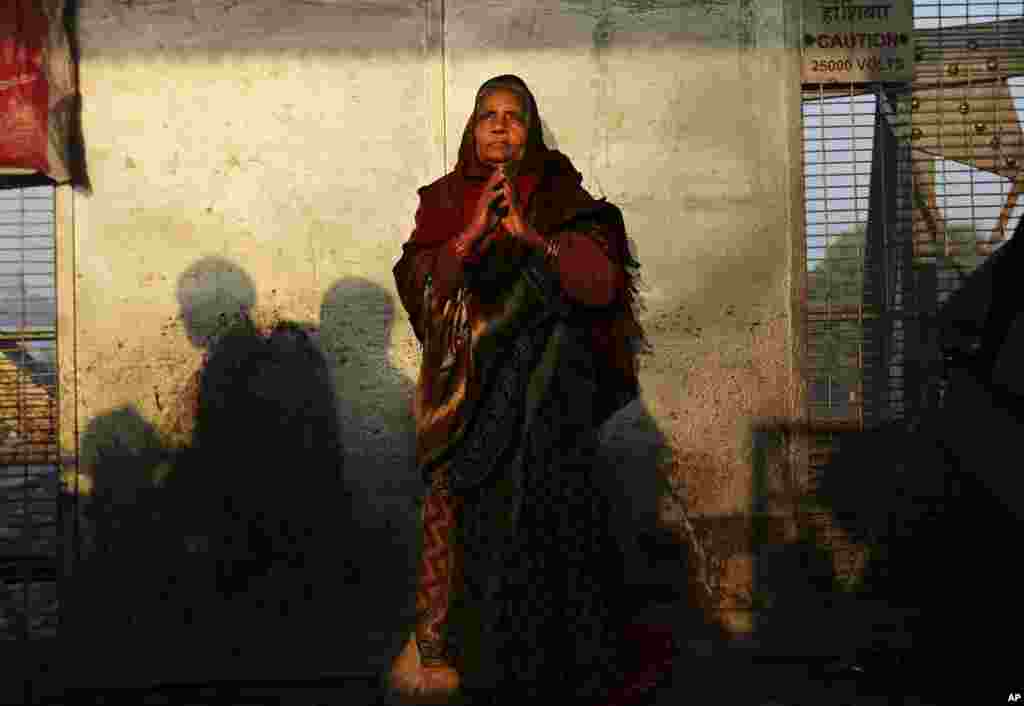Một phụ nữ đứng cầu nguyện tại s&acirc;n ga xe lữa gần nơi diễn ra vụ giẫm đạp đ&ecirc;m h&ocirc;m trước tại Allahabad.