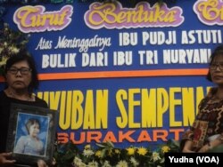 Keluarga membawa foto Sri Pudji Astuti, korban bom di gereja Surabaya saat pemakaman di Solo, Selasa, 15 Mei 2018. (Foto: Nurhadi).