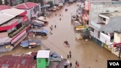 Banjir memutuskan akses jalan raya yang menghubungkan Kabupaten Bandung dengan kota Bandung 14/4 (foto: VOA/Wulan).
