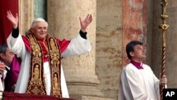 2005年4月19日 刚当选教皇的本笃16世从梵蒂冈中心露台向信众挥手致意