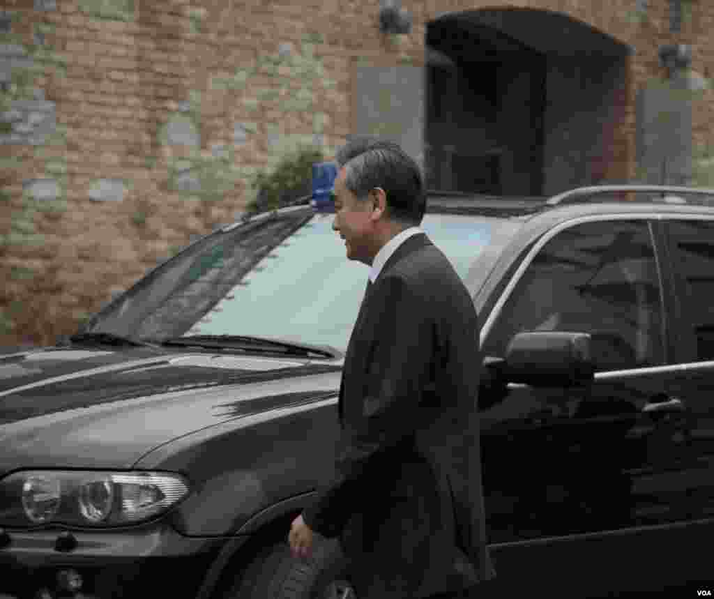 وانگ یی وزیر امور خارجه چین در حال ورود به هتل کوبورگ وین محل برگزاری مذاکرات اتمی ایران و گروه ۱+۵ 
