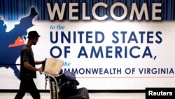 一名旅客走出美国维吉尼亚州杜勒斯国际机场的海关。（2017年9月24日）