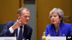 La Première ministre britannique Theresa May, à droite, et le président du Conseil européen, Donald Tusk, lors d'un sommet de l'UE à Bruxelles, le dimanche 25 novembre 2018. (Olivier Hoslet, photo de la piscine via AP)