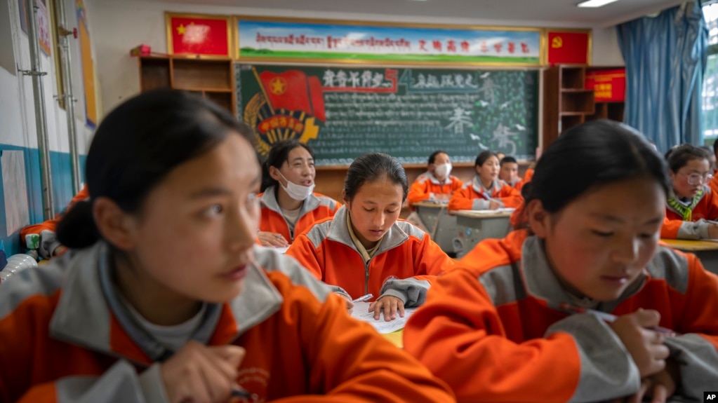 资料照片：西藏一个学校的学生正在上汉语课。(photo:VOA)