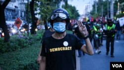Thai protester makes the three-finger salute, associated with the anti-government and monarchy reform movement, Bangkok, Thailand, Nov. 14, 2021 (VOA/Tommy Walker)