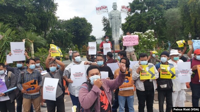 Jurnalis Surabaya melakukan aksi menolak kekerasan yang dilakukan polisi terhadap jurnalis Tempo di Surabaya, Nurhadi, saat lakukan peliputan. (Foto: VOA/Petrus Riski)