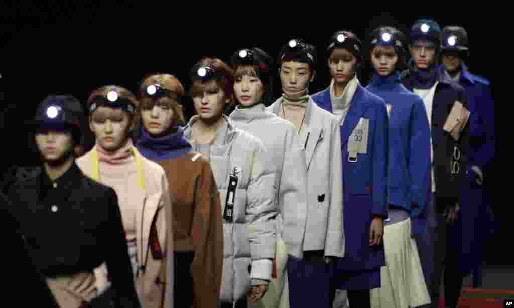 مدهای پائيزی - زمستانی ۲۰۱۵ ​هانگ بان کيم، طراح لباس کره جنوبی در هفته مد سئول.