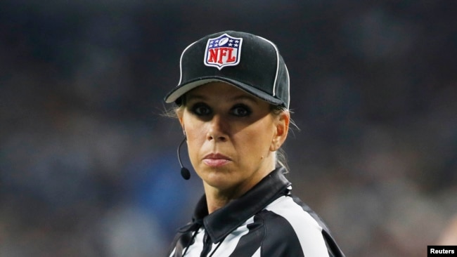 Sarah Thomas se convirtió en la primera mujer árbitro en firmar un contrato de tiempo completo con la NFL.
