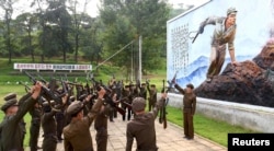 Warga Korea Utara mendaftar untuk bergabung dengan militer di tengah-tengah ketegangan politik dengan Korea Sealtan, di foto tanpa tanggal yang dirilis oleh Kantor Berita Pusat Korea Utara (KCNA) di Pyongyang 23 Agustus 2015.