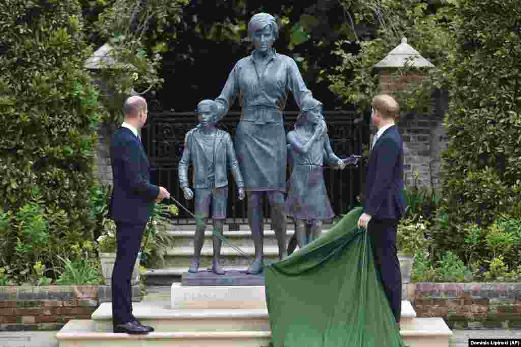 Os irmãos, príncipes William e Harry, revelam a estátua que eles comissionaram para a sua mãe, Princesa Diana, no que teria sido o seu 60º aniversário. Palácio de Kensington, 1 de Julho 2021