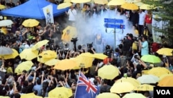 香港雨傘運動三周年集會重演警方施放催淚彈一幕 (美國之音湯惠芸) 