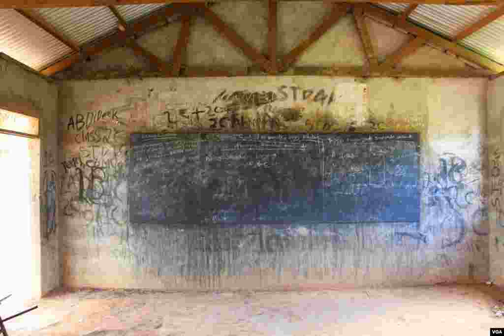 On a primary school blackboard in Dadaab refugee camp, young educators teach of the efforts being made to stabilize Somalia after more than two decades of lawlessness, Dadaab, Kenya, April 24, 2015. (Mohammed Yusuf/VOA) 