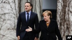 German Chancellor Angela Merkel, right, welcomes the Prime Minister of Ireland, Leo Varadkar for talks at the chancellery in Berlin, Germany, March 20, 2018. 