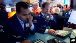 Las acciones de Estados Unidos cayeron el viernes 15 de junio de 2018. En la foto, el especialista Dilip Patel (izquierda) y Glenn Carell trabajaron en el mercado de valores de Nueva York. Otros mercados de todo el mundo también retrocedieron después de que la administración Trump intensificara la disputa comercial entre las dos economías más grandes del mundo anunciando aranceles a $ 50 mil millones de importaciones de China.