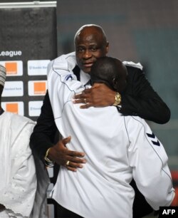 Le président de la Fecofa, Constant Omari, dans les bras de l'entraîneur du TP Mazembe, Lamine Diaye, Tunis, le 13 novembre 2010