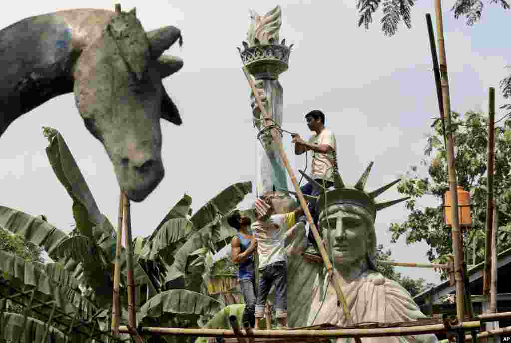 Para pekerja membangun replika Patung Liberty (Statue of Liberty) di sebuah bengkel kerja di &nbsp;Jakarta, Indonesia.