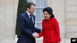 Fransa prezidenti Emmanuel Makron Parisdə Gürcüstanın prezidenti Salome Zurabişvilini qarşılayır, 19 fevral, 2019. 