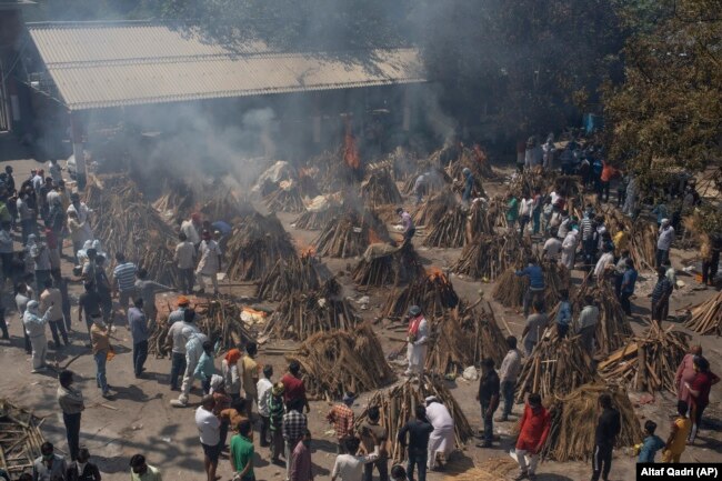 Tempat-tempat pembakaran jenazah darurat untuk mengkremasi jenazah pasien COVID-19 di sebuah lapangan di New Delhi, India, Sabtu, 24 April 2021. (Foto: