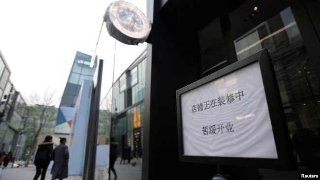 位于北京三里屯的加拿大鹅实体店外贴着“暂缓开业”的通知。(2018年12月15日)