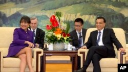 2015年4月13日美国商业代表团访问中国： 美国商务部长潘妮·普利茨克(左)与中国总理李克强星期一在北京人民大会堂会晤。