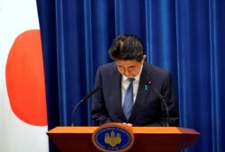 Perdana Menteri Jepang Shinzo Abe membungkuk saat berlangsungnya konferensi pers, di mana dia mengumumkan pengunduran dirinya karena masalah kesehatan, di kediaman resmi perdana menteri di Tokyo, Jepang, Jumat, 28 Agustus 2020.