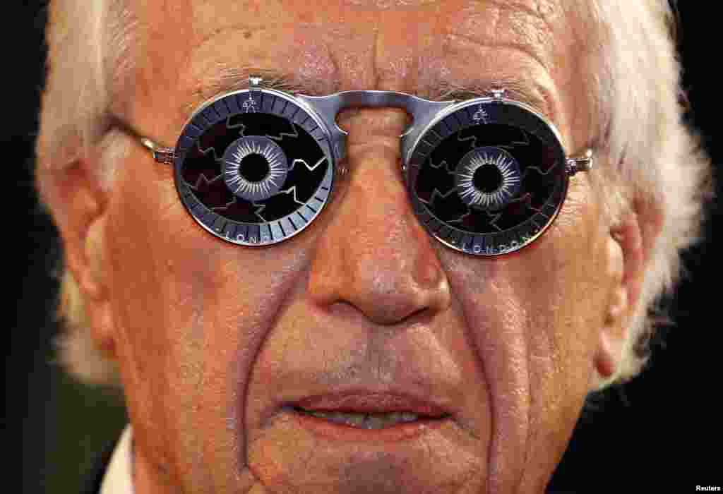 Một vị khách đeo kính lạ mắt khi đến thảm đỏ dự buổi trình chiếu của bộ phim, &quot;The Assassin&quot; (Nhiếp Ẩn Nương), dự tranh giải tại Liên hoan phim Cannes thứ 68 ở Cannes, miền nam nước Pháp, ngày 21 tháng 5, 2015.