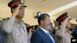 Prezident Muhammad Mursiy, marshal Husayn Tantaviy Qohirada, 10-iyul, 2012-yil.