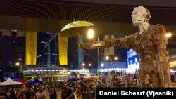 Patung kayu berjudul "Umbrella Man" di tengah area protes di Hong Kong 5 Oktober 2014.