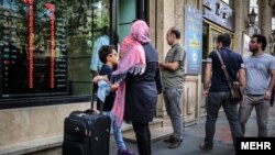 مسافران در پی خرید ارز 