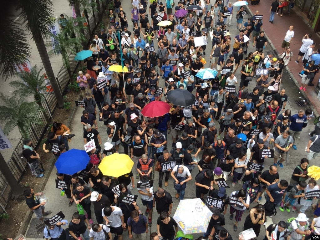 香港幾十個政黨和團體在中國十一國慶當天下午，舉行反威權大遊行，抗議政治打壓，要求律政司司長袁國強下台。 數以萬計的港人走上街頭，表達反對他們看來的來自北京和香港特區政府的威權打壓。