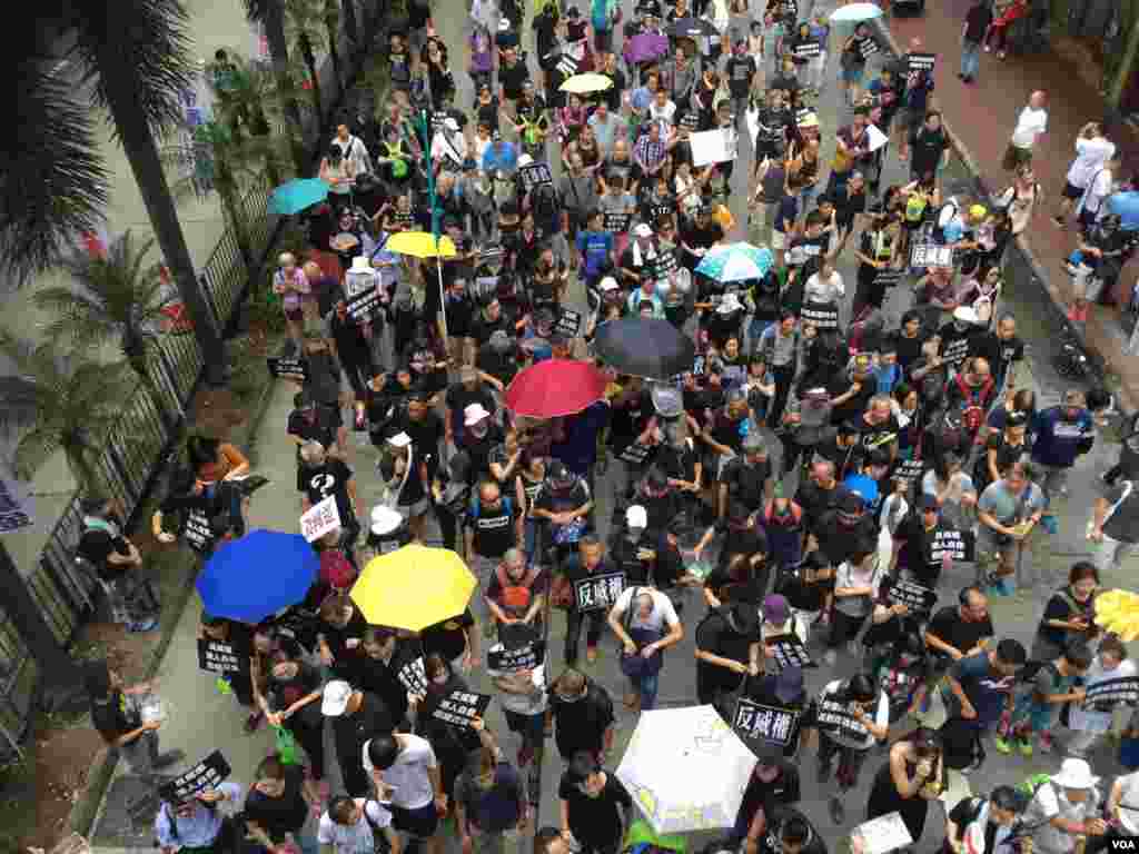香港幾十個政黨和團體在中國十一國慶當天下午，舉行反威權大遊行，抗議政治打壓，要求律政司司長袁國強下台。數以萬計的港人走上街頭，表達反對他們看來的來自北京和香港特區政府的威權打壓。