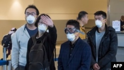 戴着口罩的中国旅客在洛杉矶国际机场等待飞往上海的临时机位。（2020年2月2日资料照）