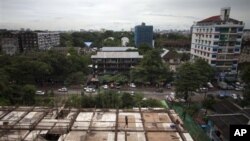 ရန်ကုန်မြို့ရှိ ဆောက်လုပ်ရေးလုပ်ငန်းခွင်တခု။ စက်တင်ဘာ ၃၊ ၂၀၁၂