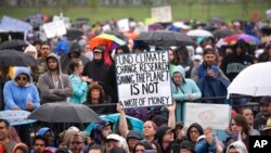 Učesnici manifestacije "Šetnja za nauku" u Vašingtonu (AP Photo/Sait Serkan Gurbuz)
