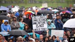 Une personne brandit une pancarte mentionnant "Financer les recherches sur le changement climatique pour sauver la planète n’est pas du gaspillage", au cours de la marche en faveur de la science à Washington, 22 avril 2017.