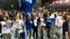 Warga Israel pendukung Partai Likud merayakan kemenangan dalam pemilu di Tel Aviv, Rabu (10/4). 