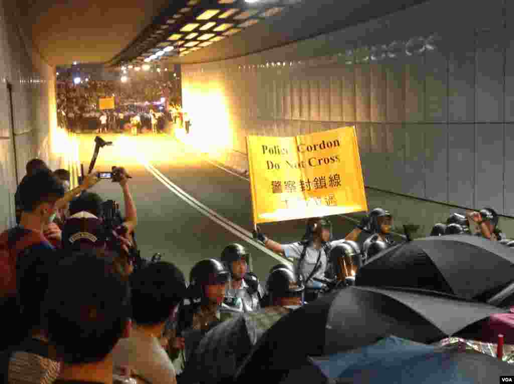 10月14日晚数以百计的香港示威群众和警察对峙，警方驱之不散 (美国之音海彦 拍摄)