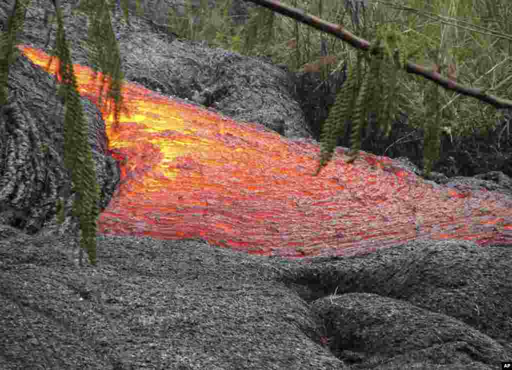 La coulée de lave du volcan Kilauea Volcano continue son bonhomme de chemin, destruisant tout sur son passage à Pahoa, Hawaii.
