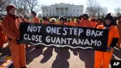 Người biểu tình cầm biểu ngữ bên ngoài Tòa Bạch Ốc kêu gọi chính phủ Mỹ đóng cửa nhà tù Guantanamo, ngày 11/1/2016.
