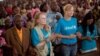 L'actrice américaine et ambassadrice de bonne volonté de l'Unicef, Mia Farrow (Centre gauche), lors d’une messe à la cathédrale de Bossangoa, le 10 novembre 2013.