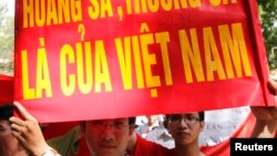 越南民众集会抗议他们所称的中国侵犯越南在南中国海的领海主权。 （资料照片）
