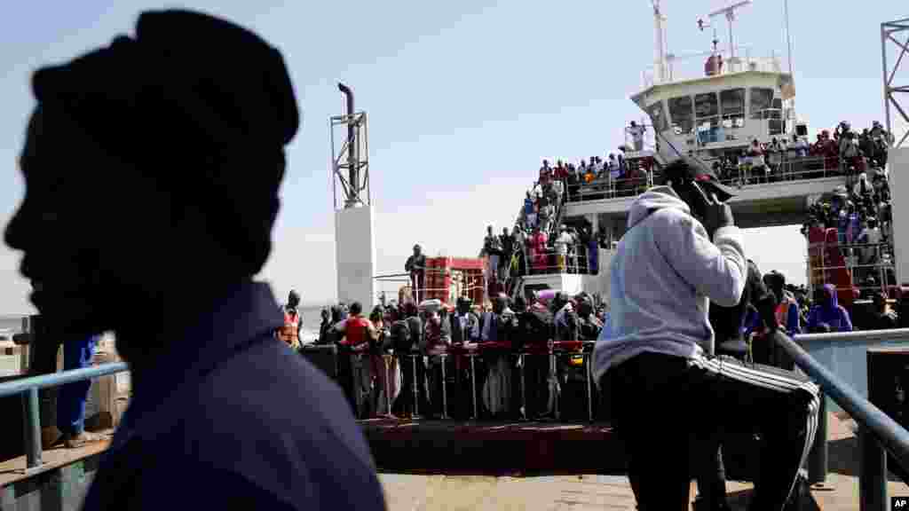 Un bateau transportant des personnes qui ont fui la Gambie est de retour au port de Banjul, Gambie, le 22 janvier 2017.