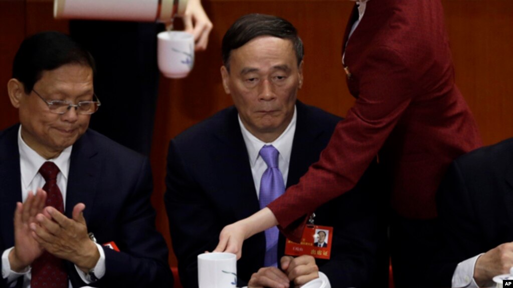 中共十八大上,时任国务院副总理王岐山(中)在主席台上,王岐山后来成为中纪委书记(2012年11月8日)