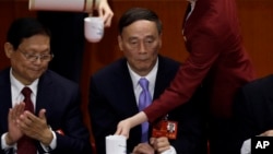 中共十八大上，时任国务院副总理王岐山（中）在主席台上，王岐山后来成为中纪委书记（2012年11月8日）